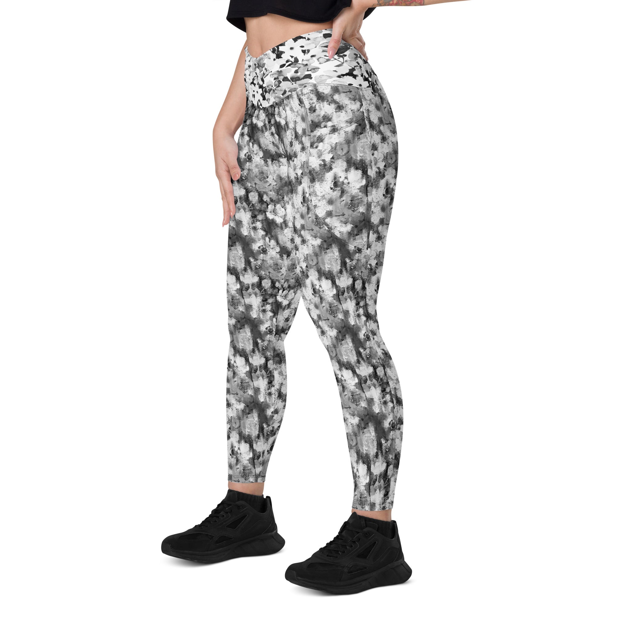 Black and White Blurred Flowers Crossover leggings with pockets